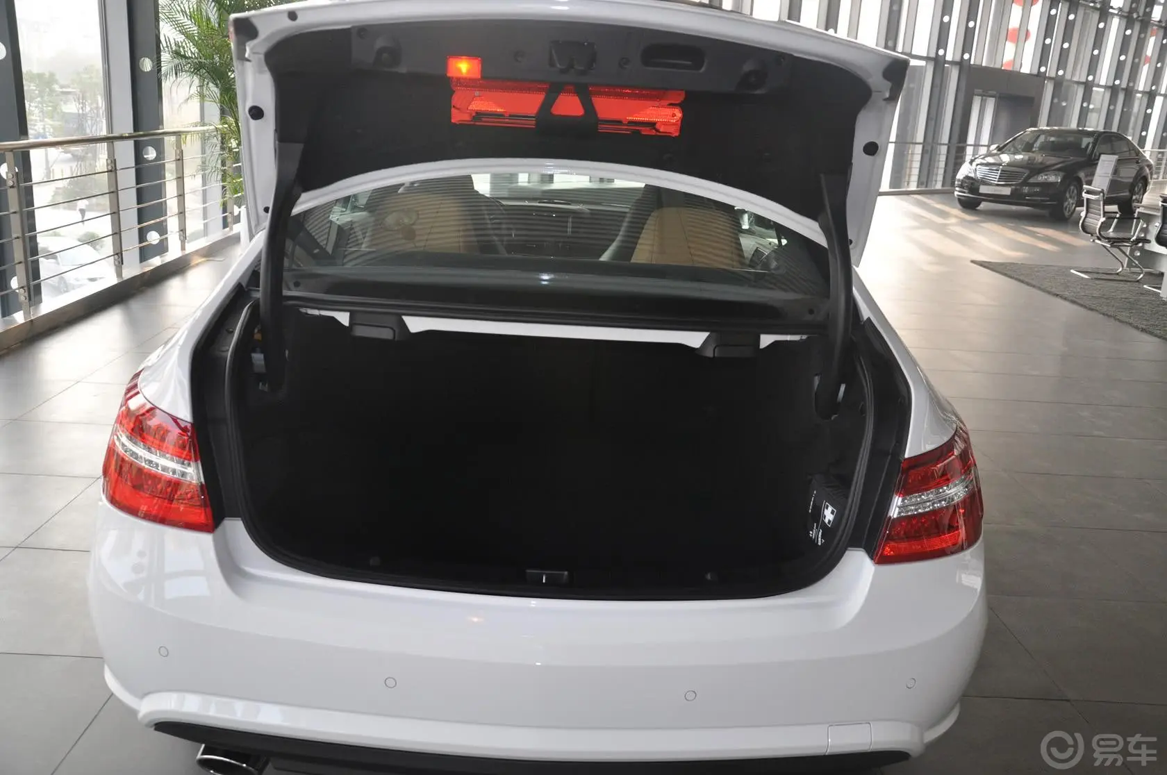 奔驰E级(进口)E200 CGI Coupe行李箱空间