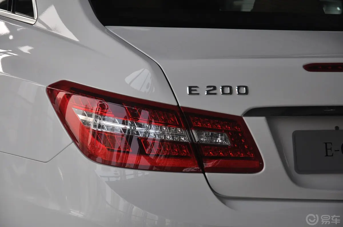 奔驰E级(进口)E200 CGI Coupe尾灯侧45度俯拍