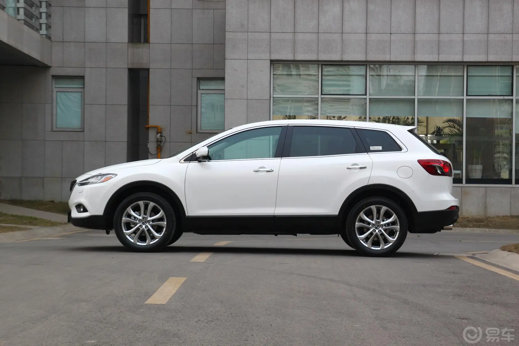 马自达CX-93.7L 自动标准型正侧车头向左水平