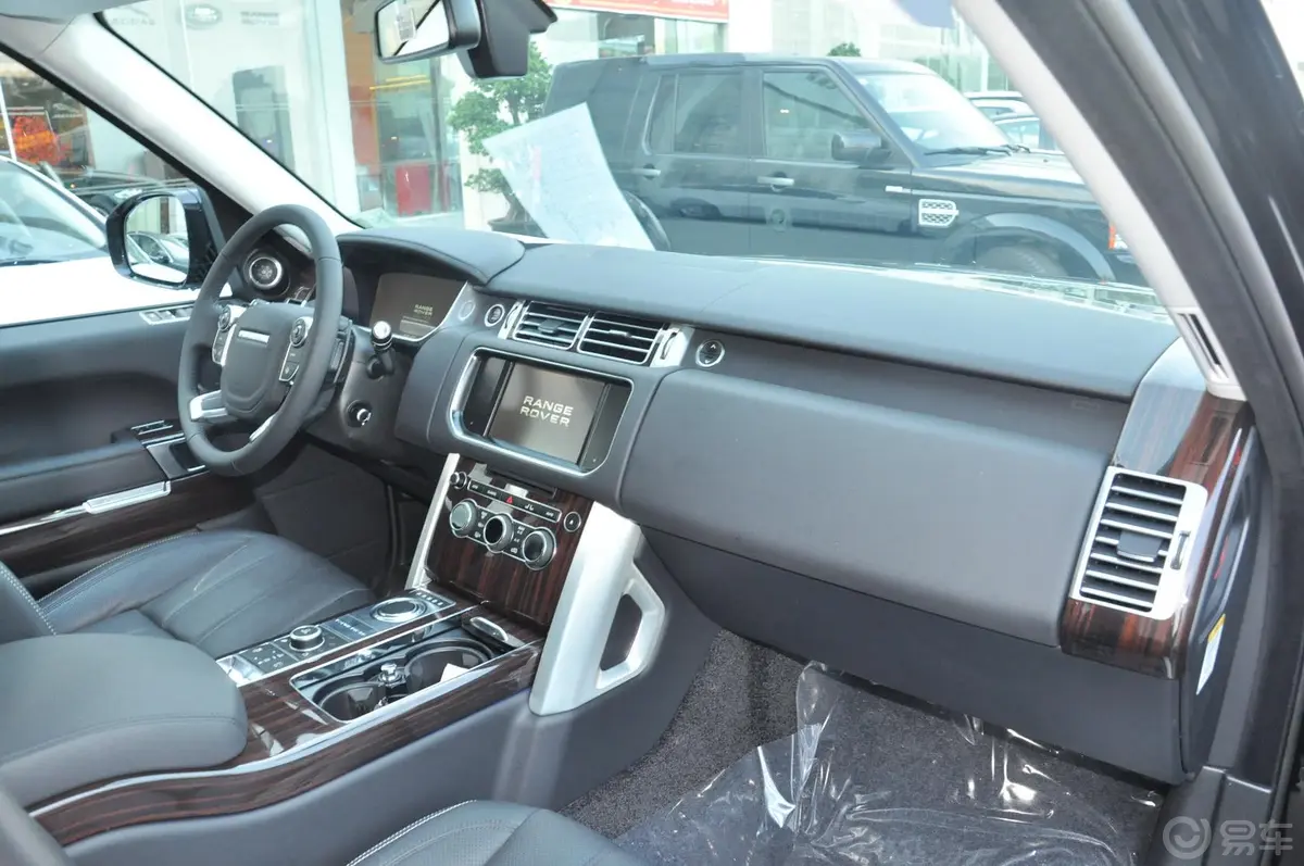 揽胜5.0L V8 VOGUE版内饰