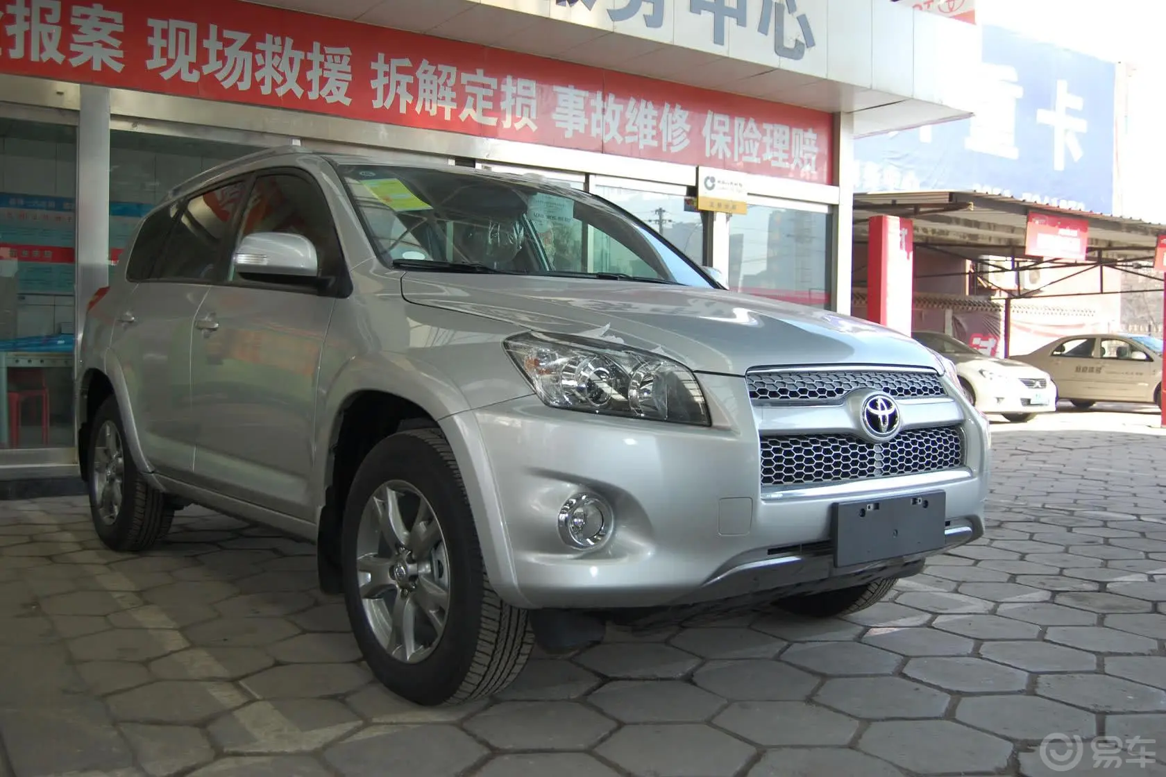 RAV4荣放2.0L 手动 四驱 炫装版尾标