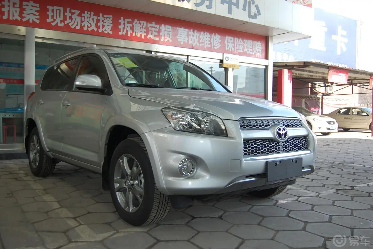 RAV4荣放2.0L 手动 四驱 炫装版外观