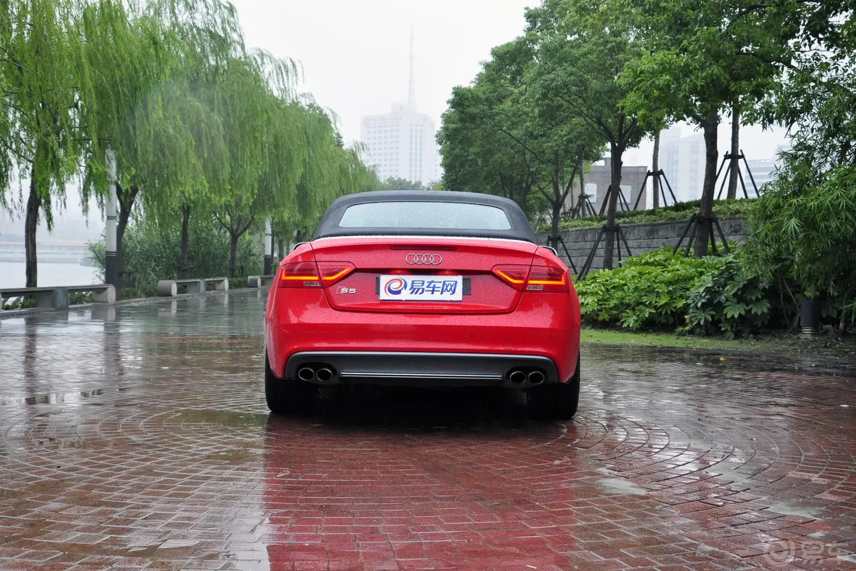 奥迪S5Cabriolet 3.0T正后水平