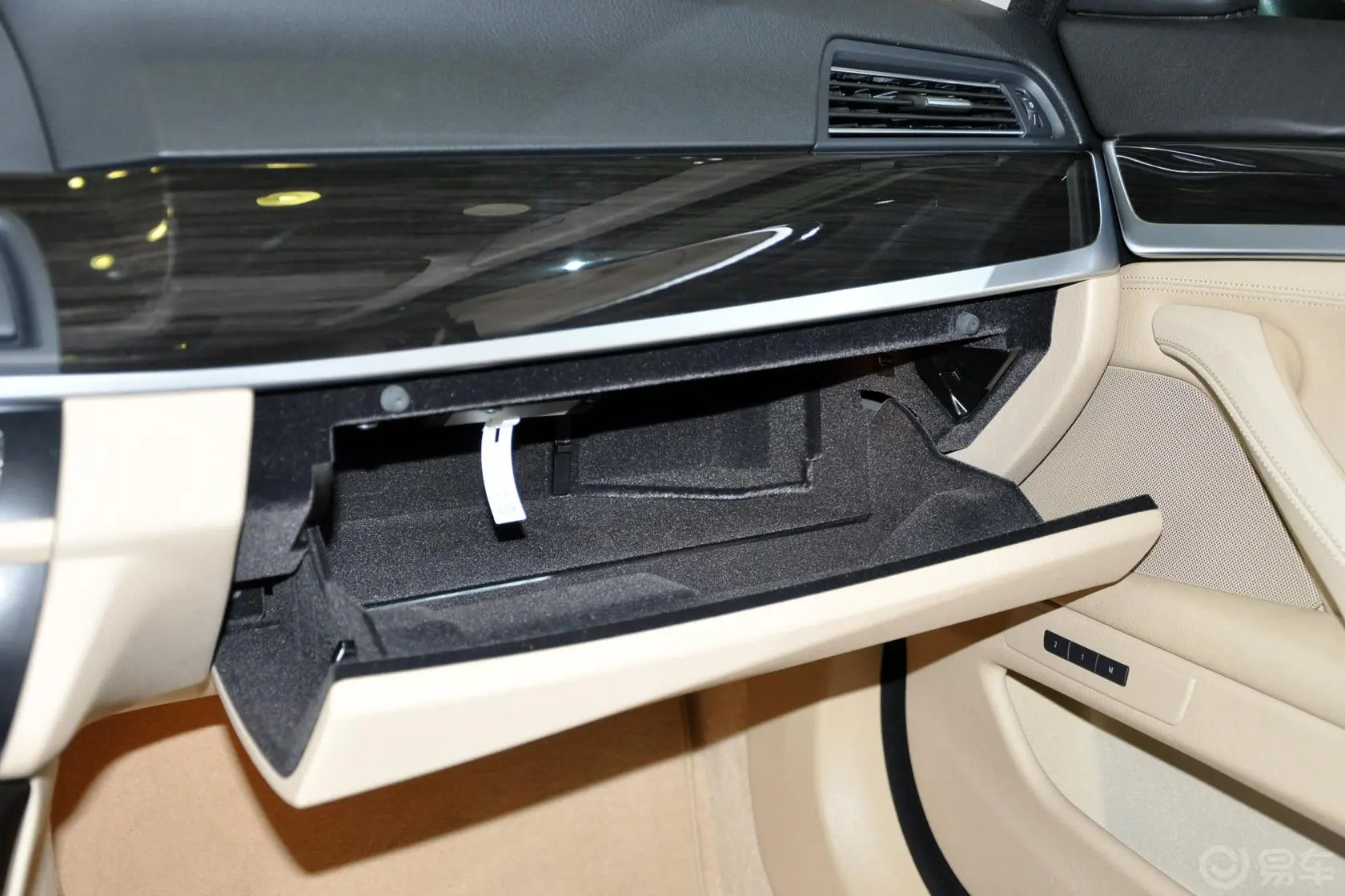 宝马5系(进口)535i xDrive 豪华型手套箱