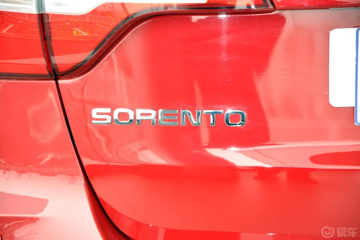 索兰托2.4L 汽油  舒适版 七座尾标