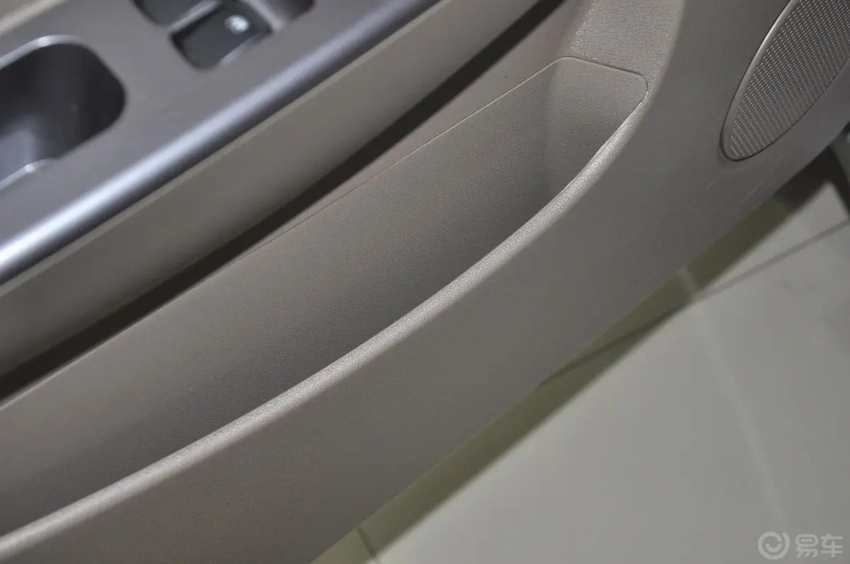 五菱宏光S16430M—1.4L 舒适型驾驶员门储物盒