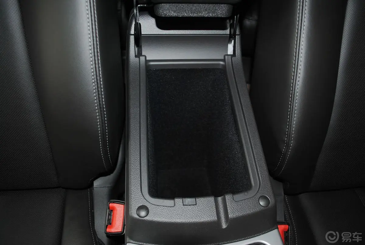 凯迪拉克SRX3.0L 手自一体 领先型前排中央扶手箱空间