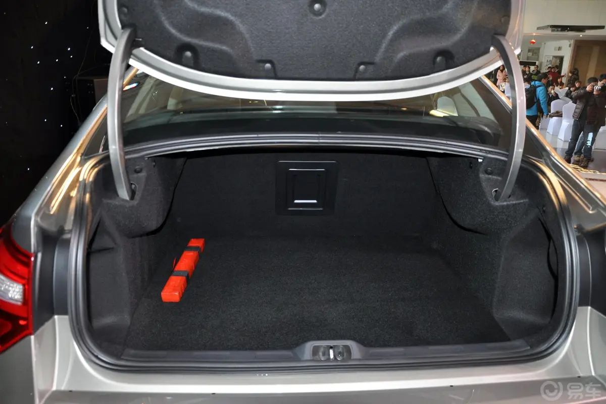 雪铁龙C52.0L 自动 尊享型行李箱空间