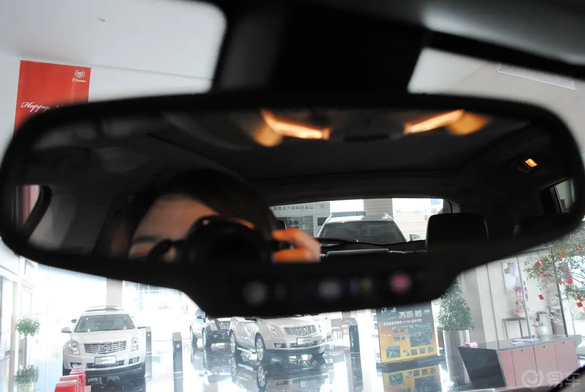 凯迪拉克SRX3.0L 手自一体 领先型内后视镜