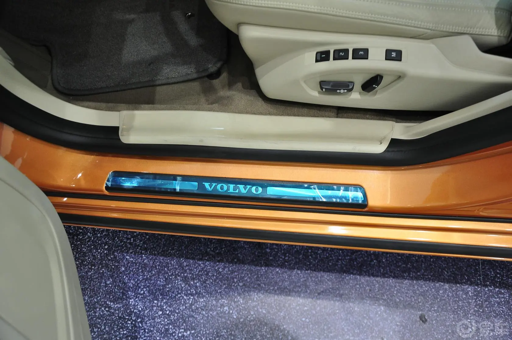 沃尔沃S60(进口)2.0T 智雅版车门迎宾装饰板