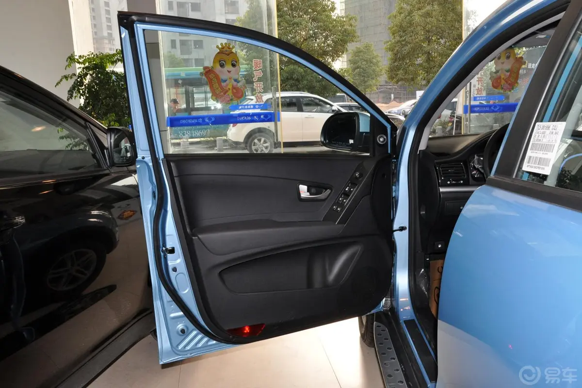 柯兰多2.0L 手动 两驱 舒适版 汽油驾驶员侧车门内门板