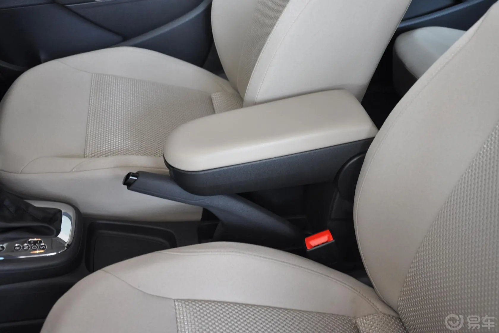 Polo1.4L 自动 舒适版前排中央扶手箱