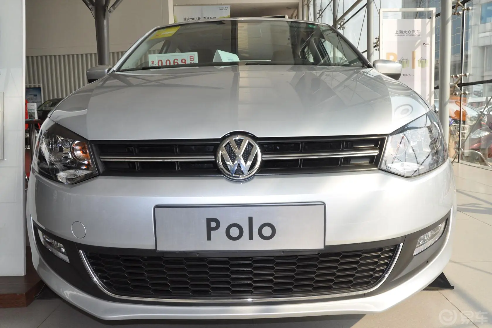 Polo1.6L 自动 豪华版前格栅侧俯拍