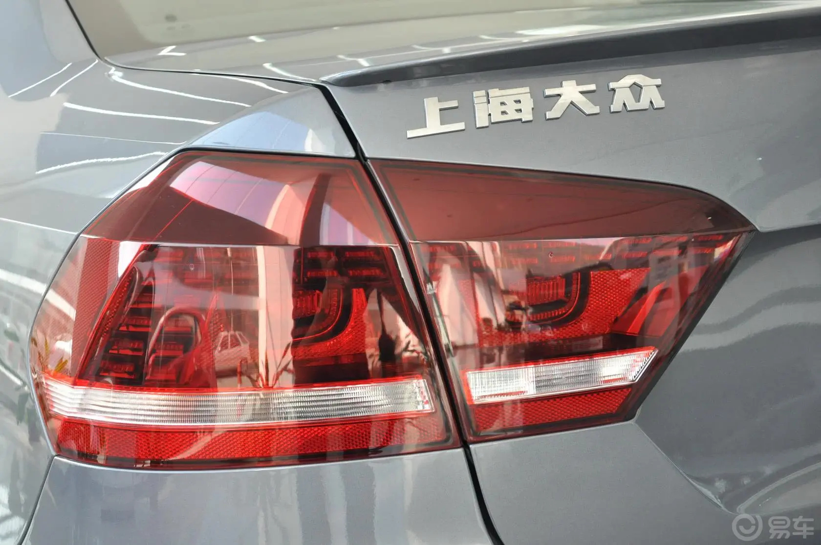 帕萨特1.4TSI DSG 蓝驱版尾灯侧45度俯拍