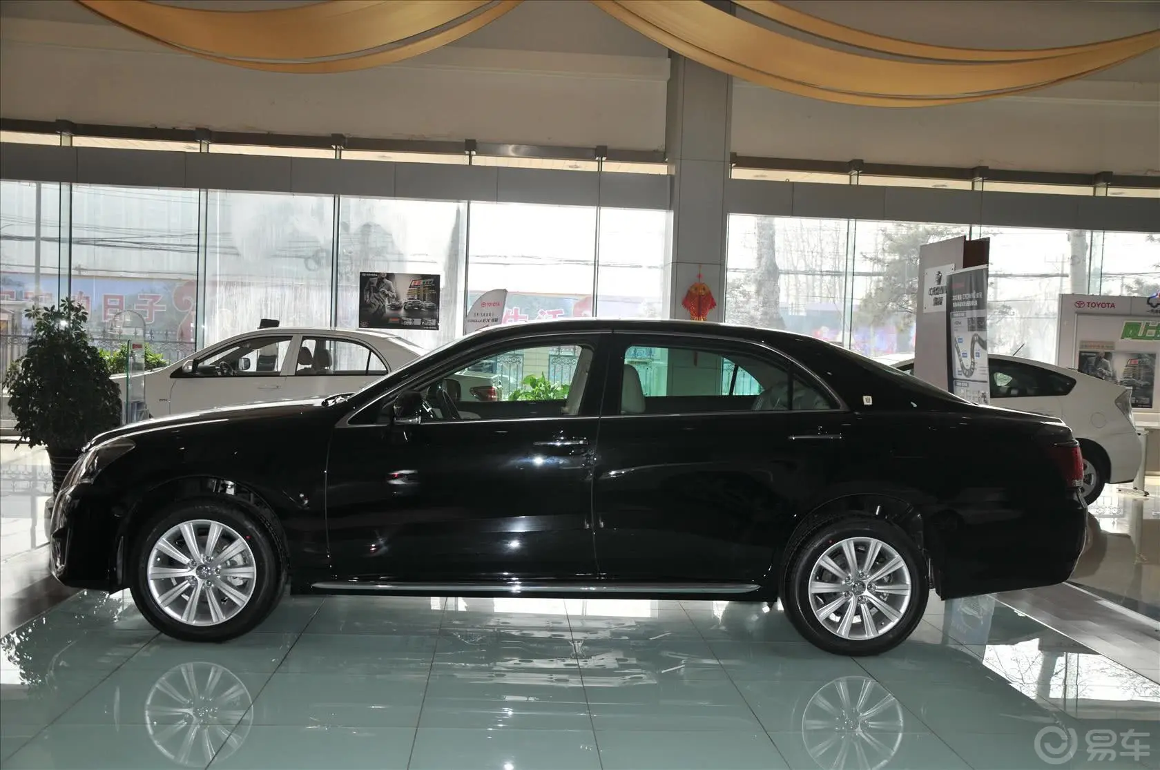 皇冠V6 3.0L Royal Saloon VIP正侧车头向左水平