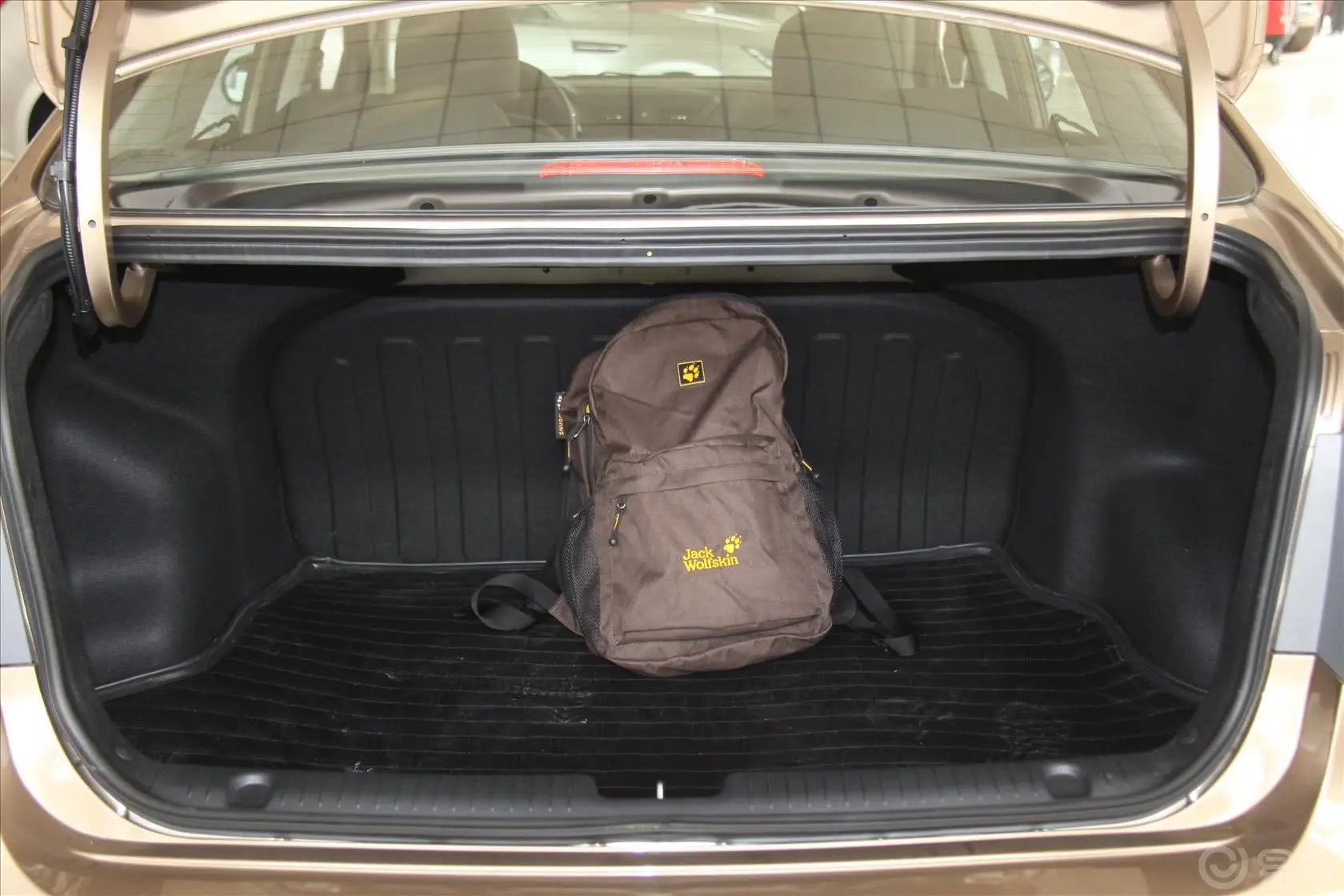 起亚K2三厢 1.4L 自动 TOP 纪念版行李箱空间
