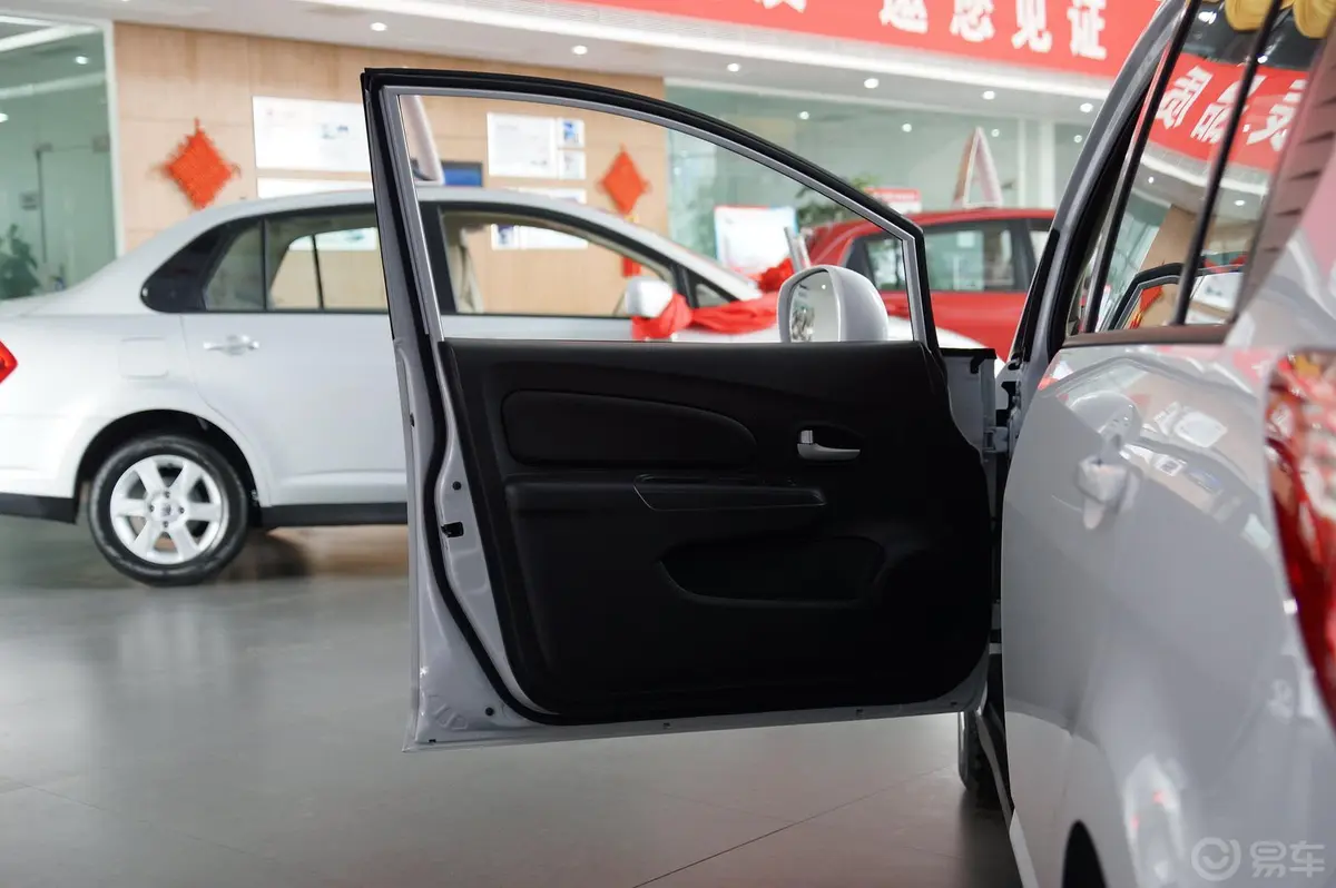 启辰R501.6L XE 自动 舒适版驾驶员侧车门内门板