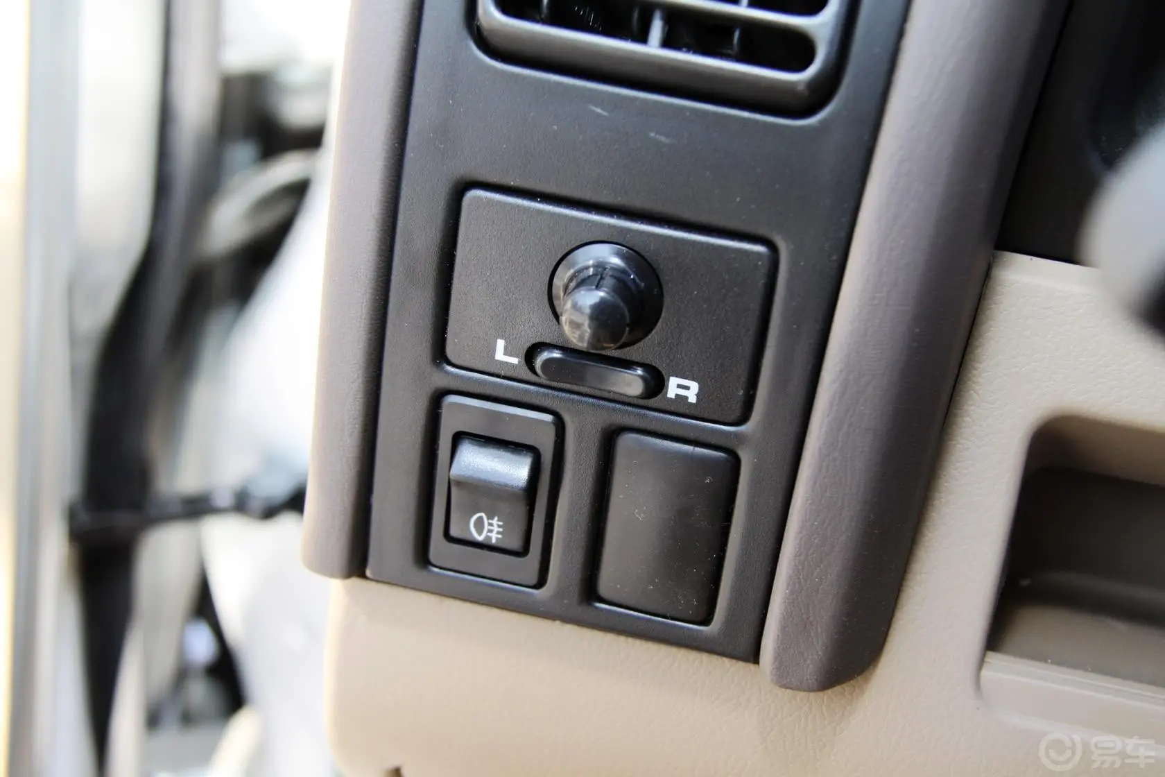 锐骐4WD QD80柴油标准版 国IV外后视镜控制键