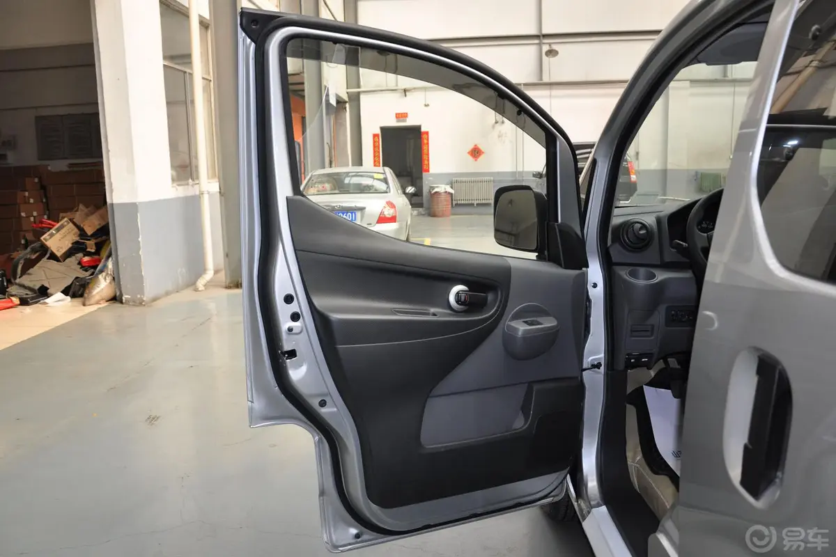 日产NV2001.6L 手动 豪华版 国4驾驶员侧车门内门板