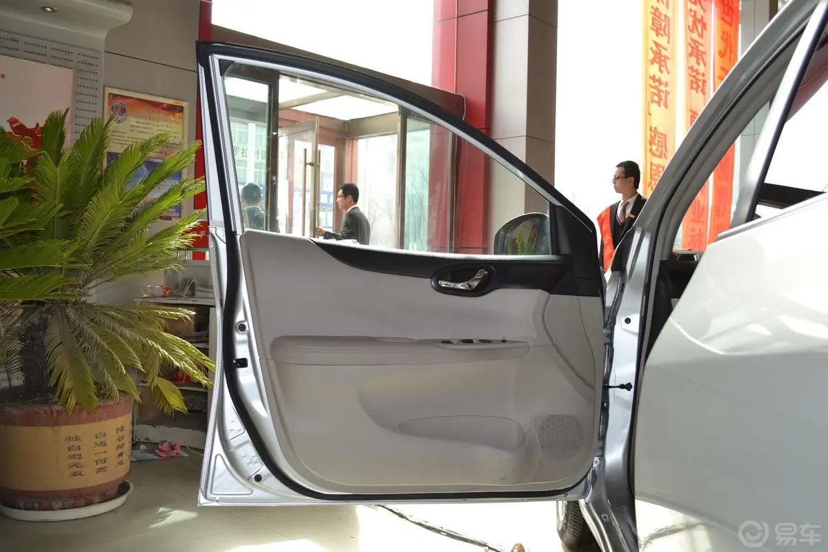 骐达1.6 XL CVT 智能版驾驶员侧车门内门板