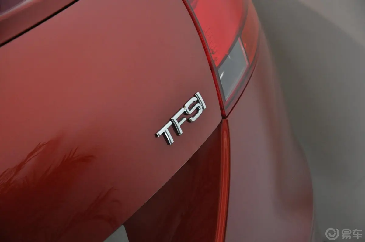 奥迪TTTT Roadster 2.0 TFSI S tronic尾标