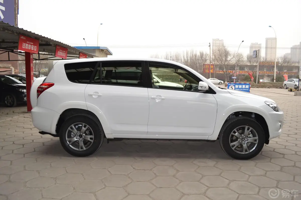 RAV4荣放2.0L 自动 特享经典版正侧车头向右水平