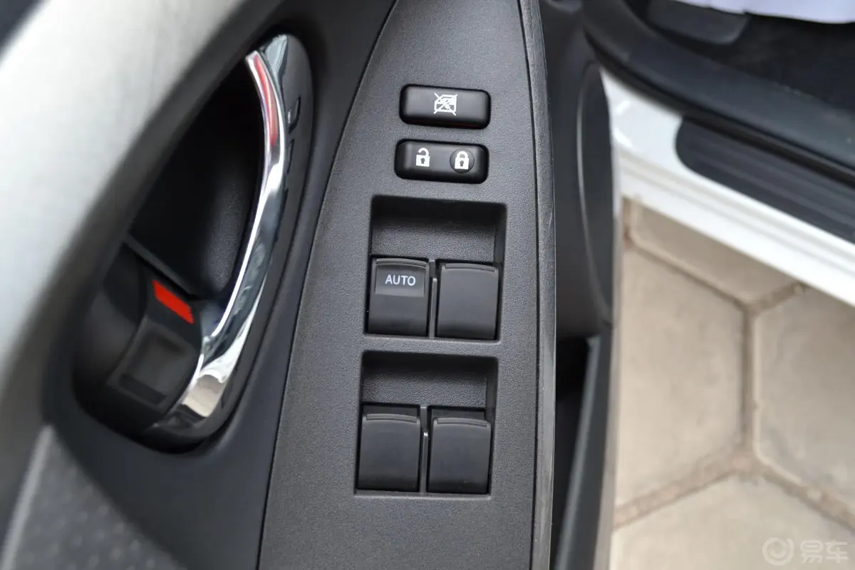 RAV4荣放2.4L 自动 豪华炫装版车窗升降键