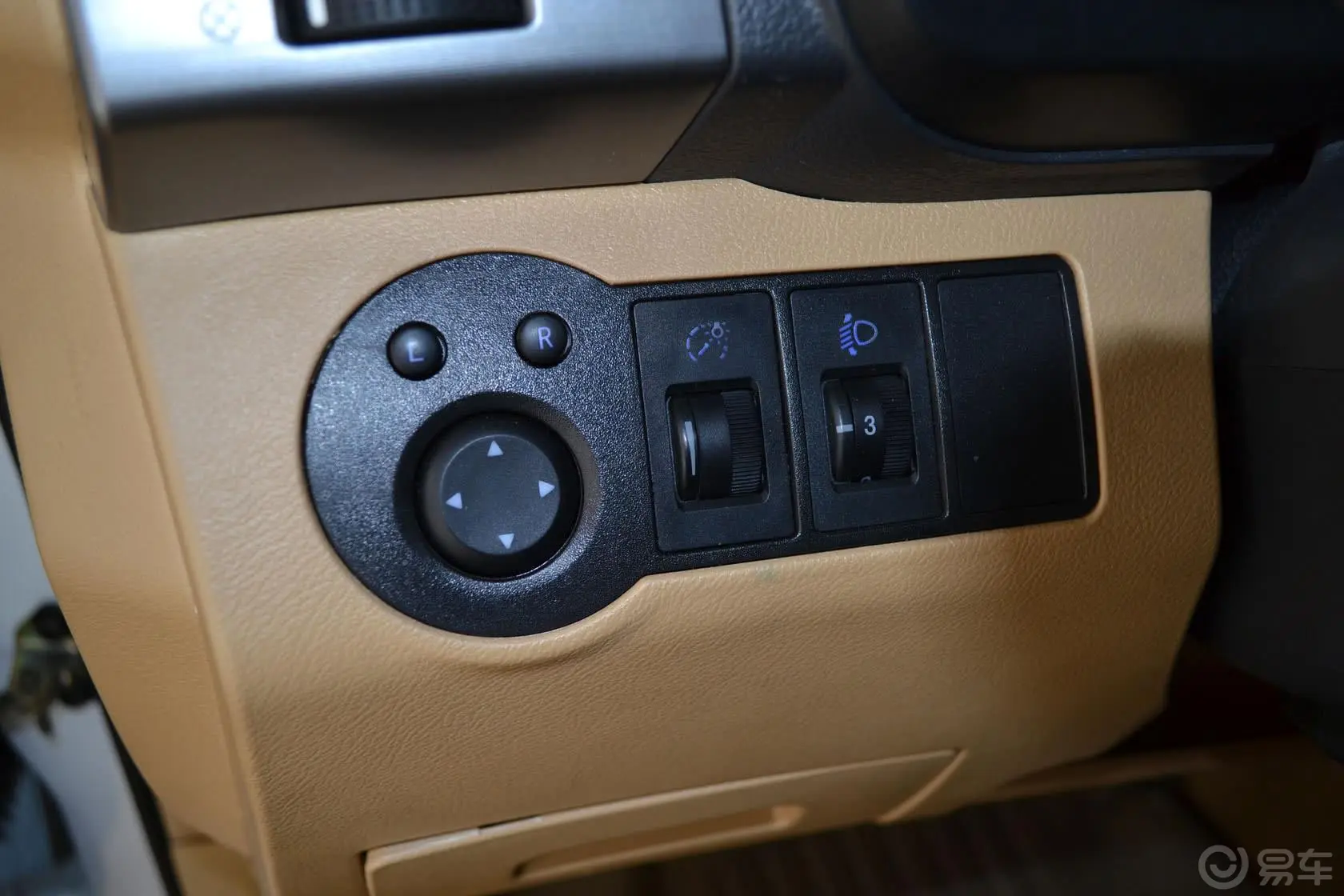 瑞虎精英版 1.6L 自动 DVVT 豪华型外后视镜控制键