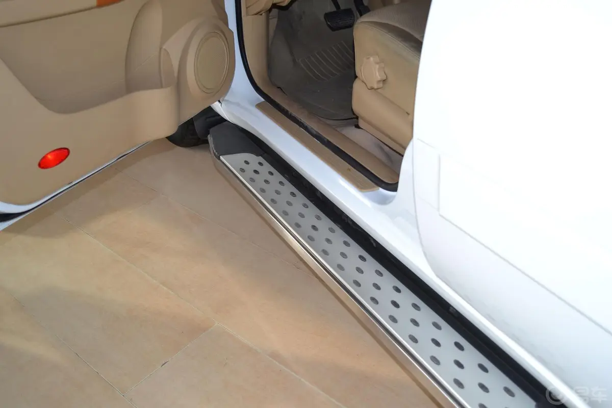 瑞虎精英版 1.6L 自动 DVVT 豪华型车门迎宾装饰板