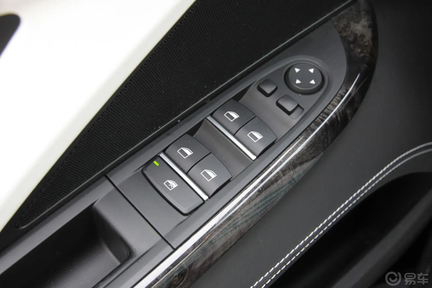 宝马6系650i xDrive Gran Coupe车窗升降键