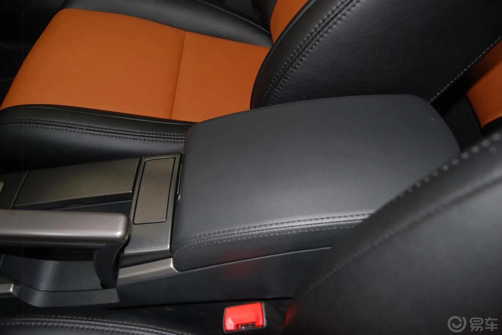 MG6三厢 1.8T 自动 性能版前排中央扶手箱