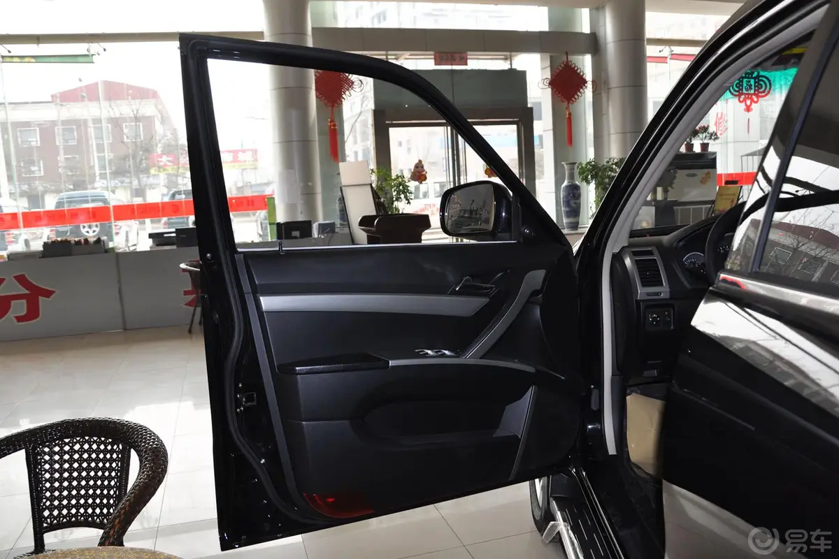 奥轩GX52.0L 手动 两驱 天窗版 汽油驾驶员侧车门内门板
