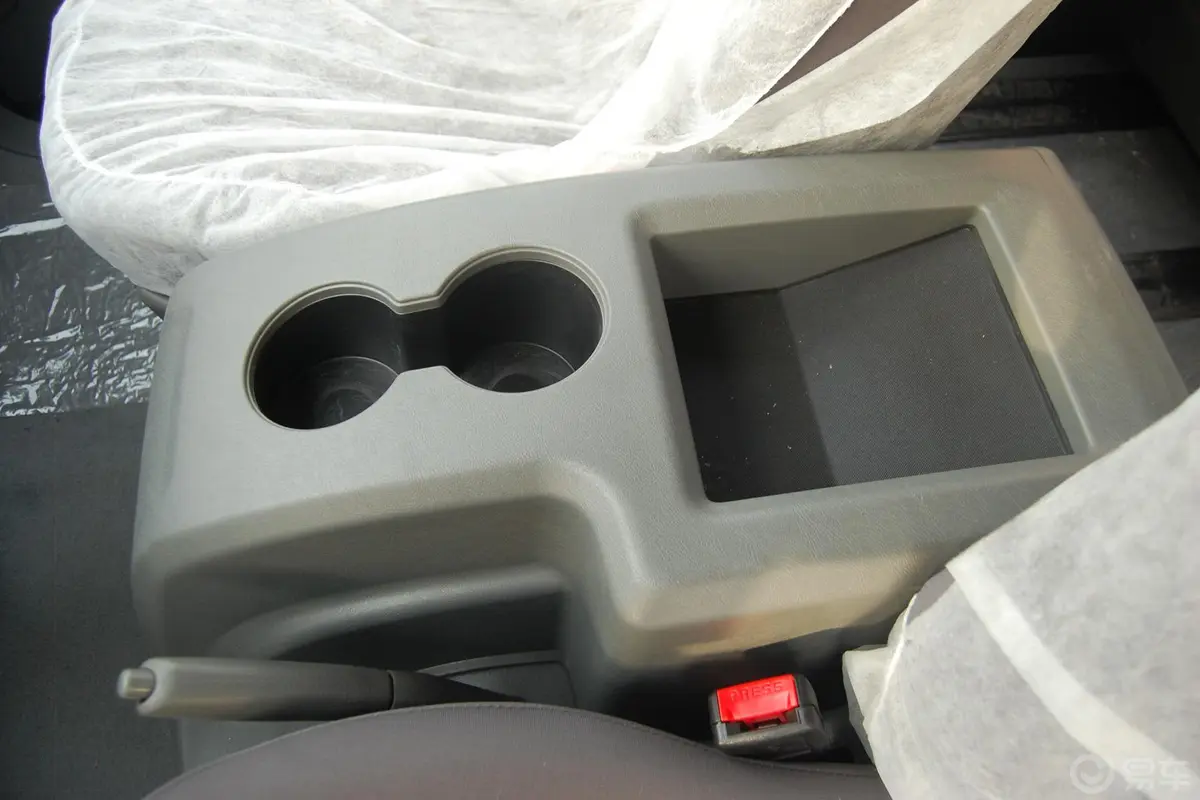 菱智M5 Q3长车 2.0L 手动 舒适型 7座前排中央扶手箱空间