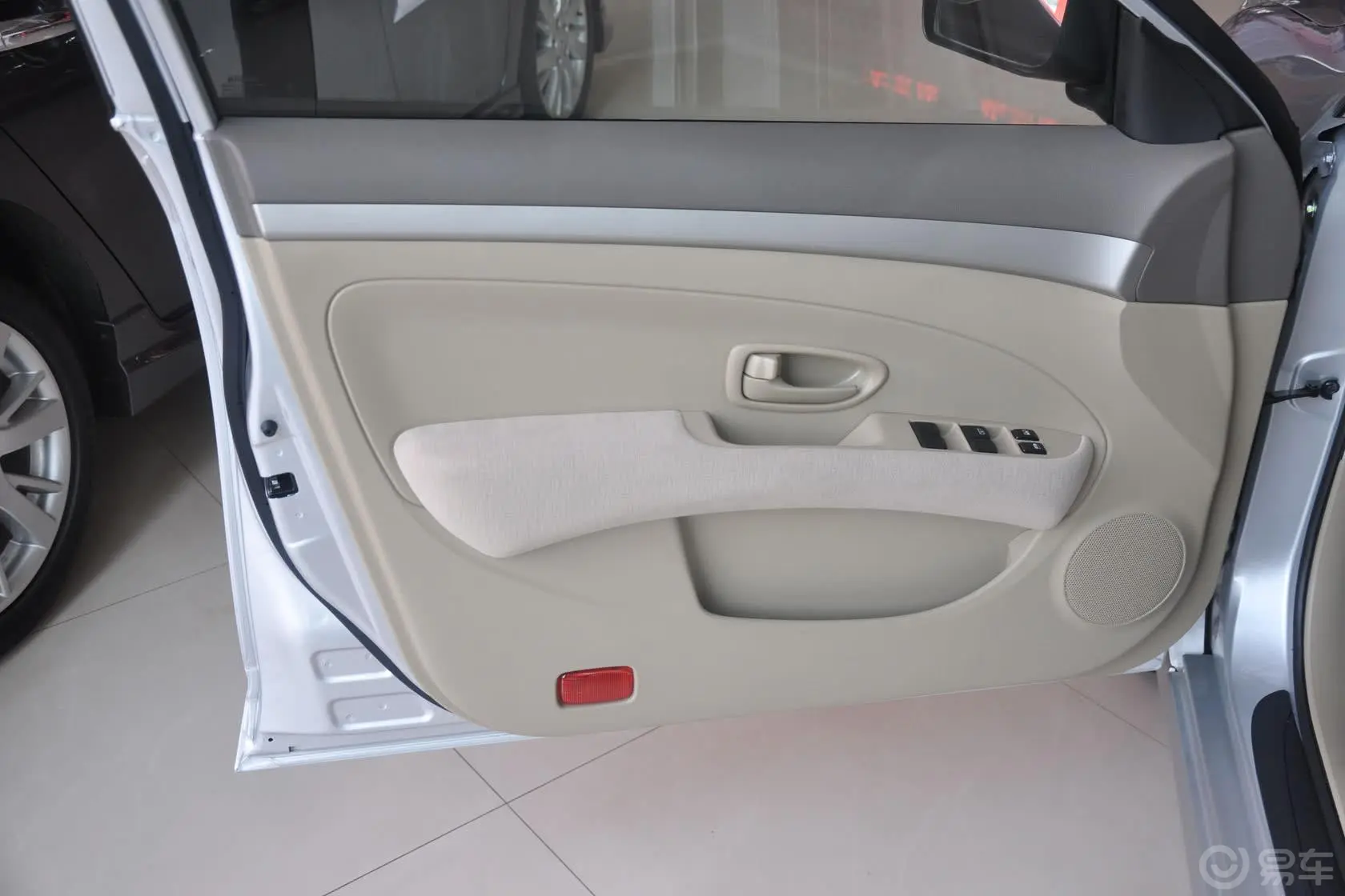 轩逸1.6L 手动 XE 经典舒适版驾驶员侧车门内门板