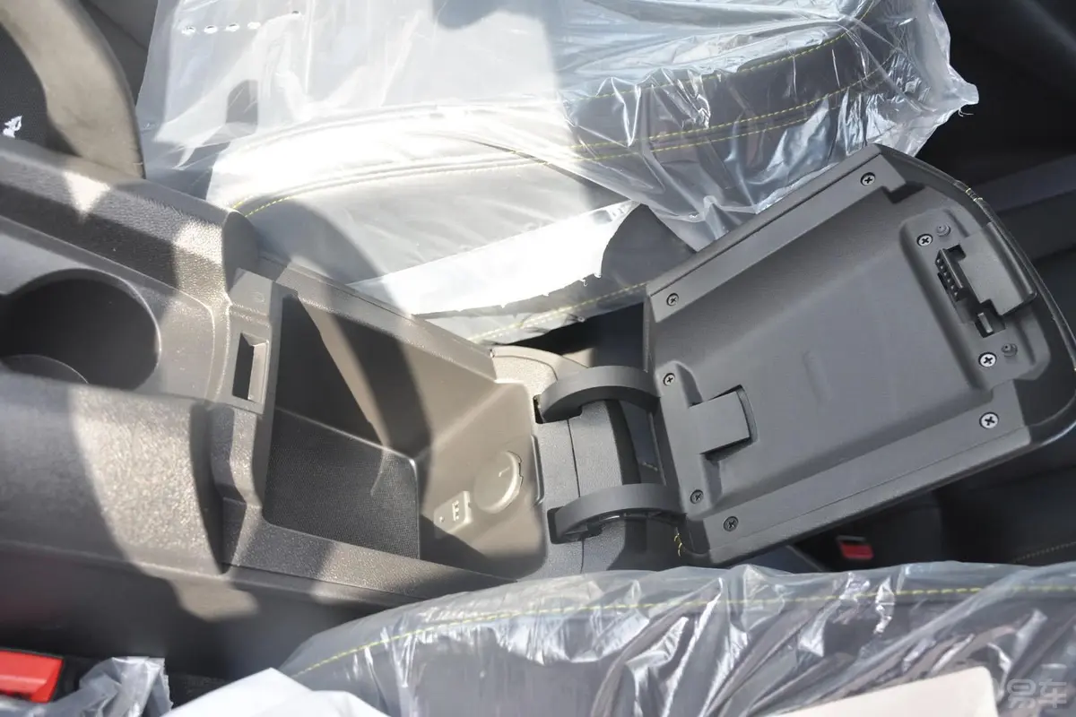 科迈罗3.6L  V6 自动 变形金刚限量版前排中央扶手箱