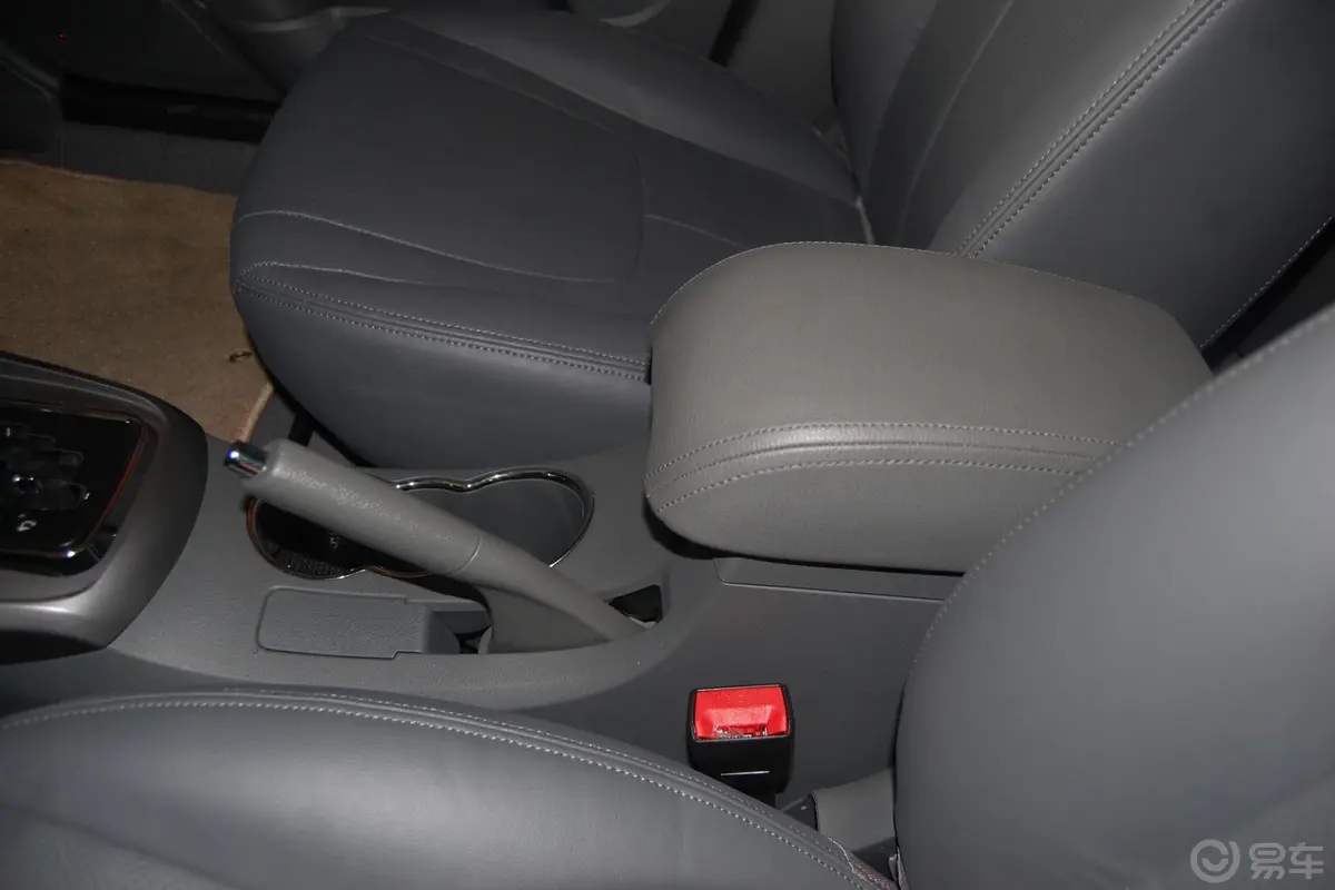 帝豪两厢 1.8L 自动 舒适型前排中央扶手箱