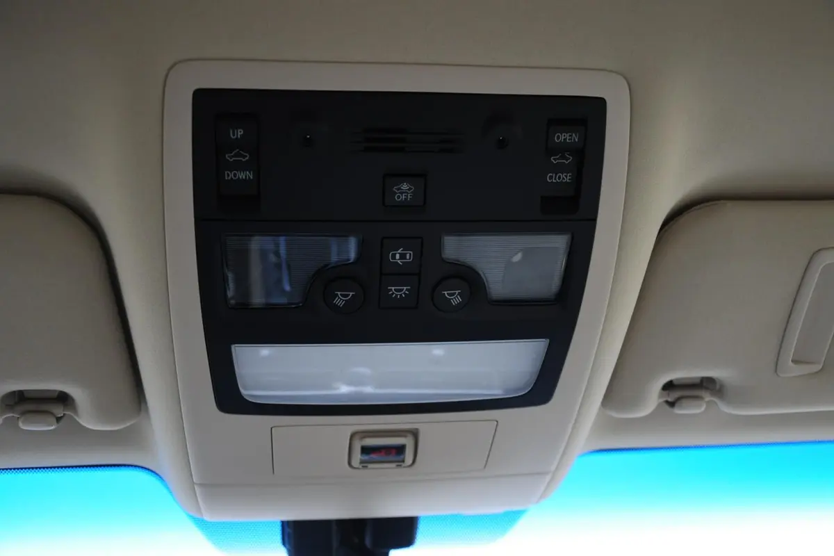 雷克萨斯GS250 豪华版前排车顶中央控制区