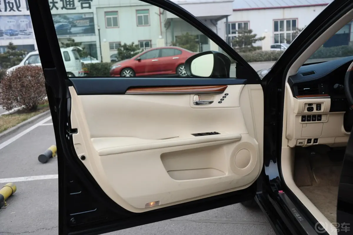 雷克萨斯ES300h 豪华版驾驶员侧车门内门板