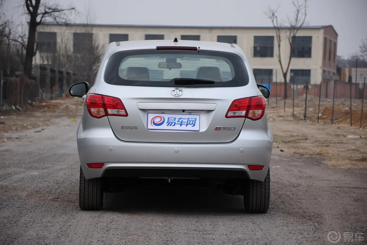 北京汽车E系列两厢 1.5L 乐尚自动版正后水平