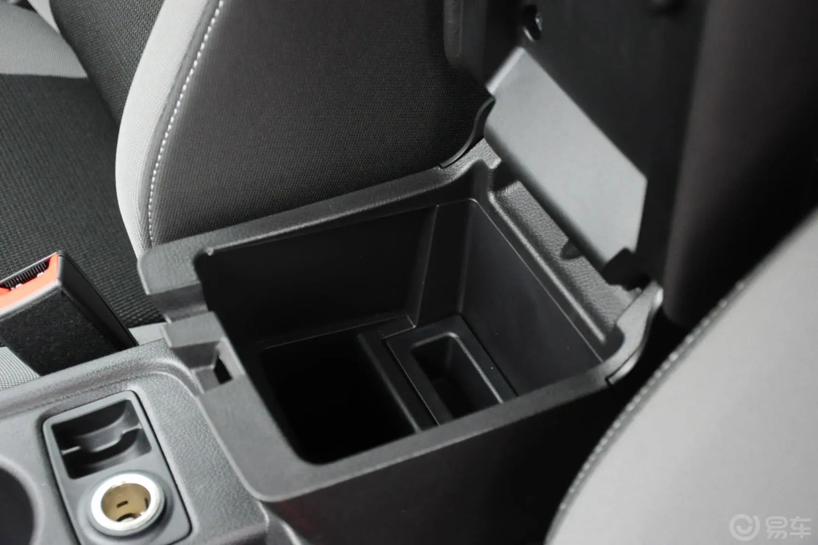 福克斯两厢 1.6L 手动 舒适型前排中央扶手箱空间