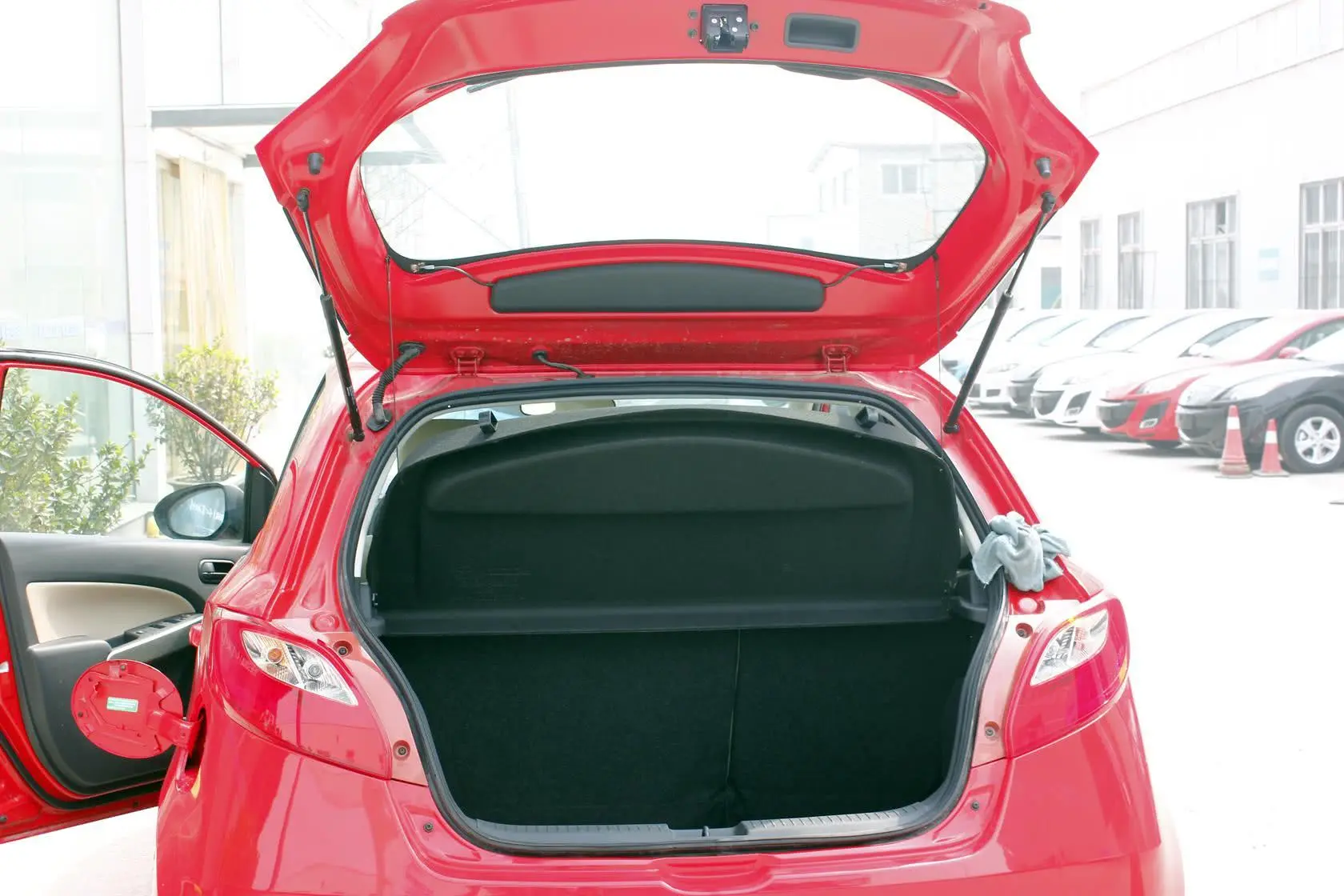 马自达2两厢 1.3L 自动 标准版行李厢开口范围