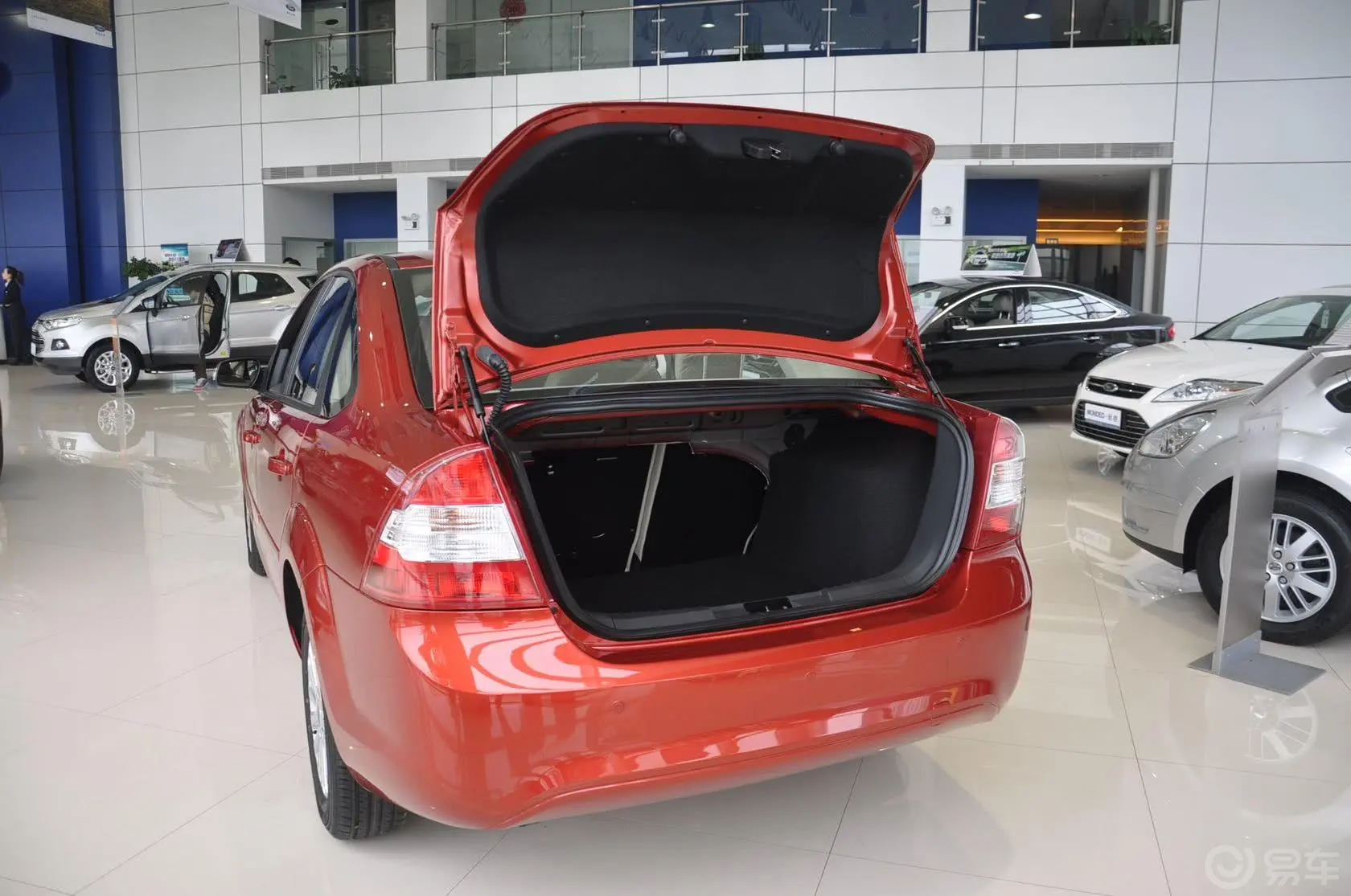 福克斯三厢 经典款 1.8L 自动 时尚型行李厢开口范围