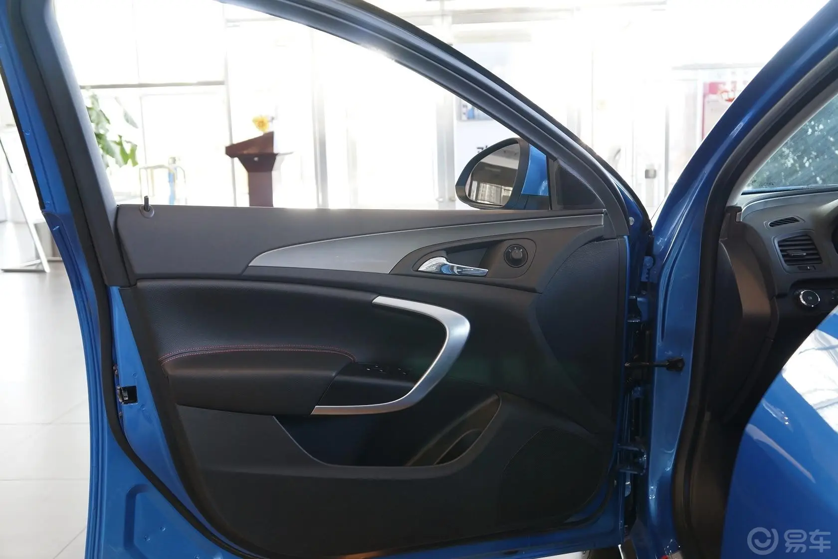 君威GS 2.0T 自动 豪情运动版驾驶员侧车门内门板