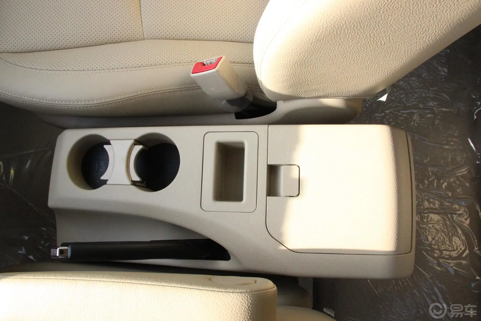 比亚迪S62.0L 手动 豪华型 劲悦版前排中央扶手箱
