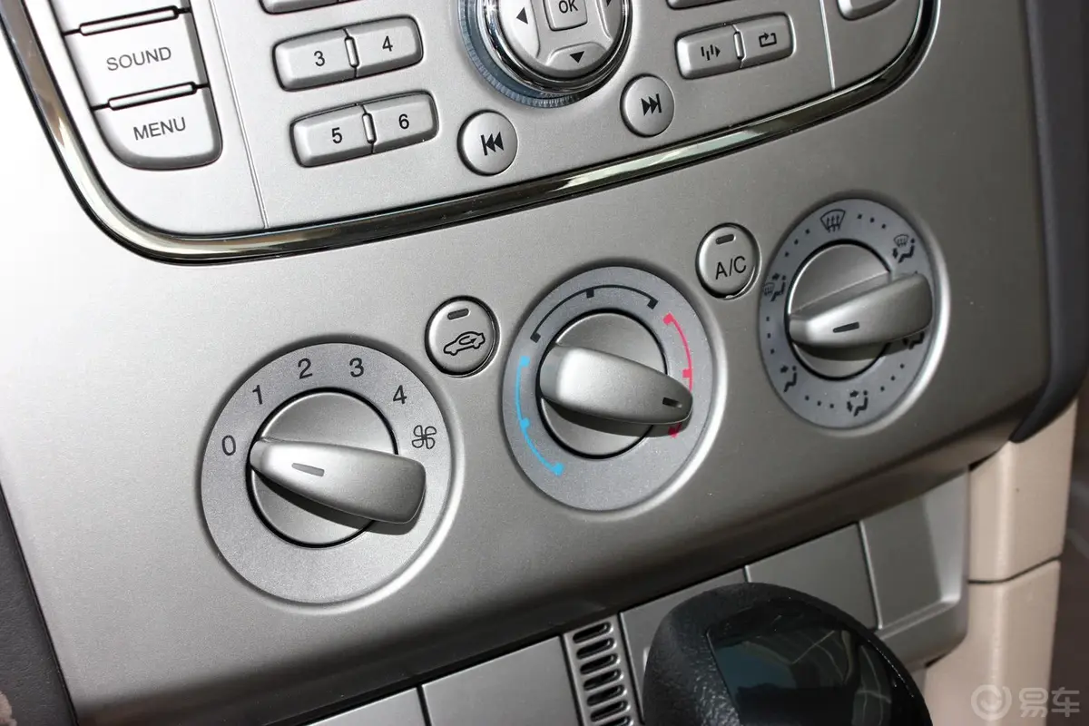福克斯三厢 经典款 1.8L 自动 基本型空调