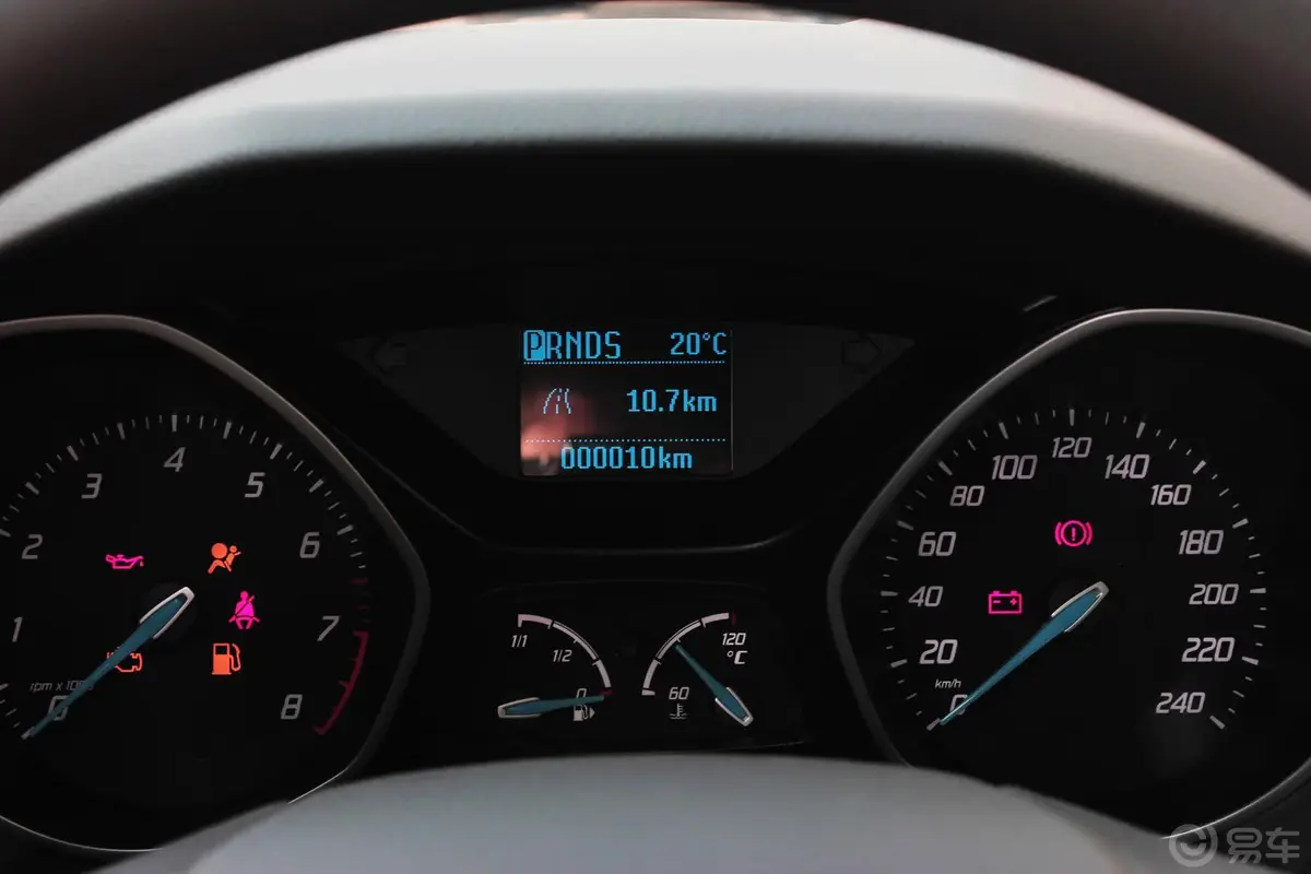 福克斯三厢 1.6L 自动 舒适型仪表盘背光显示