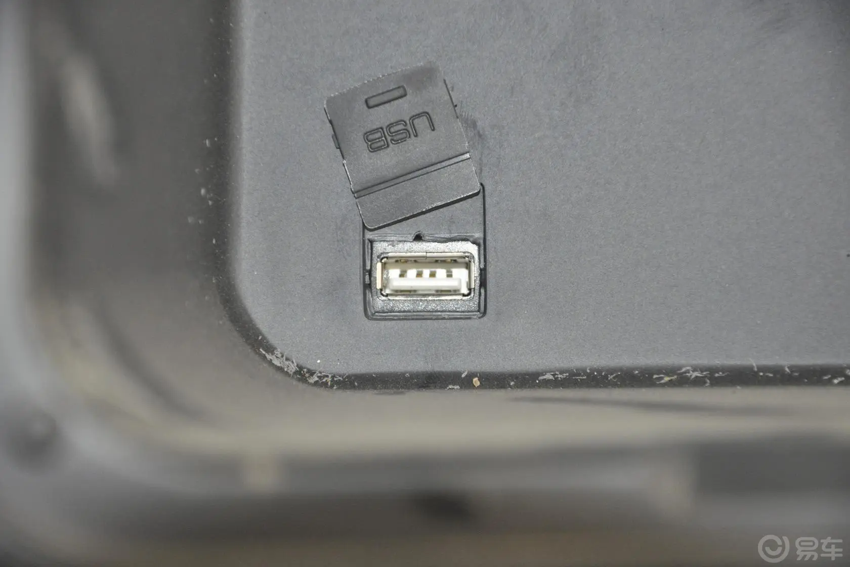 金杯海狮畅行 2.0L 经典型 国四 半高顶 6座USB接口