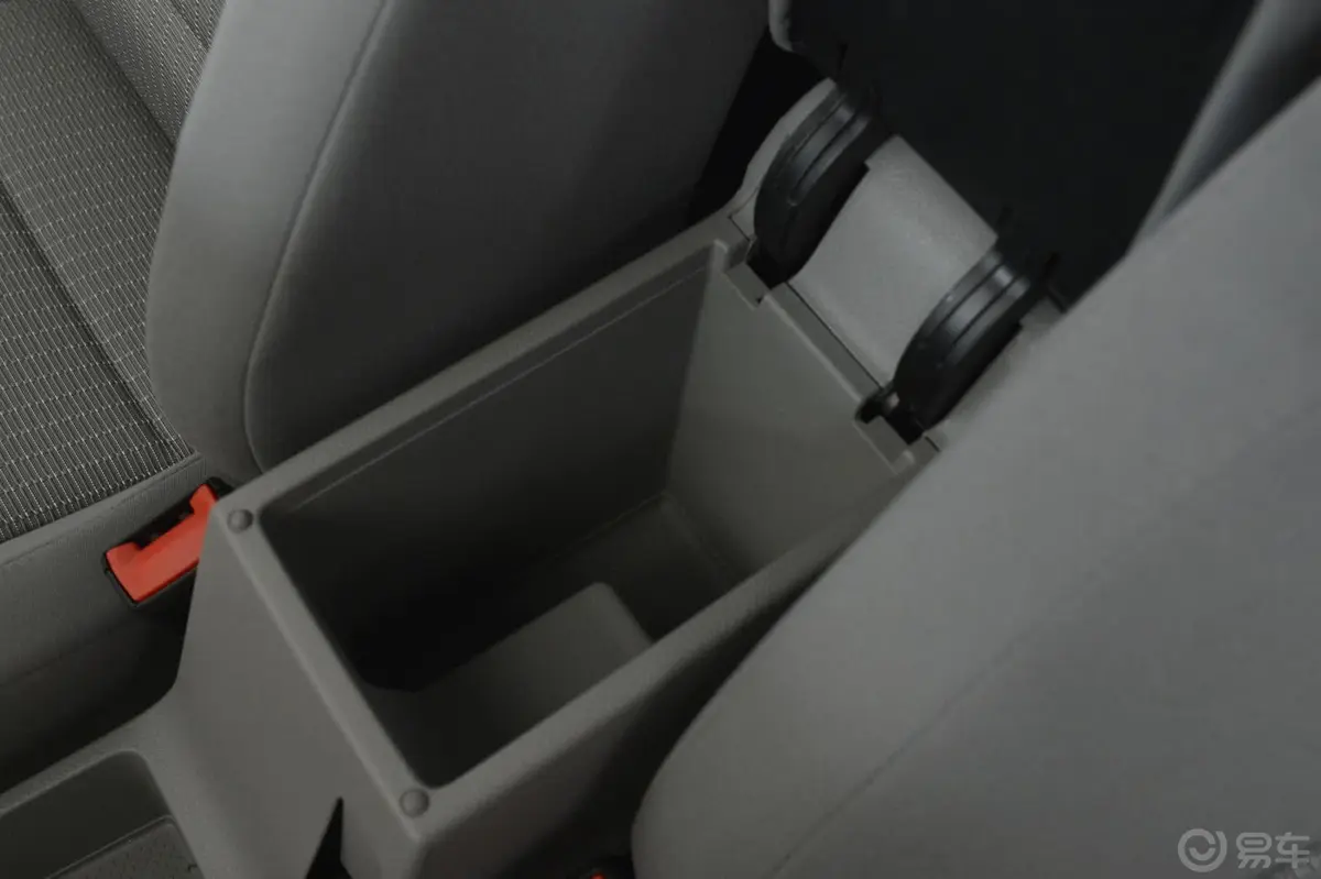 宝来1.4T 手动 舒适型前排中央扶手箱空间