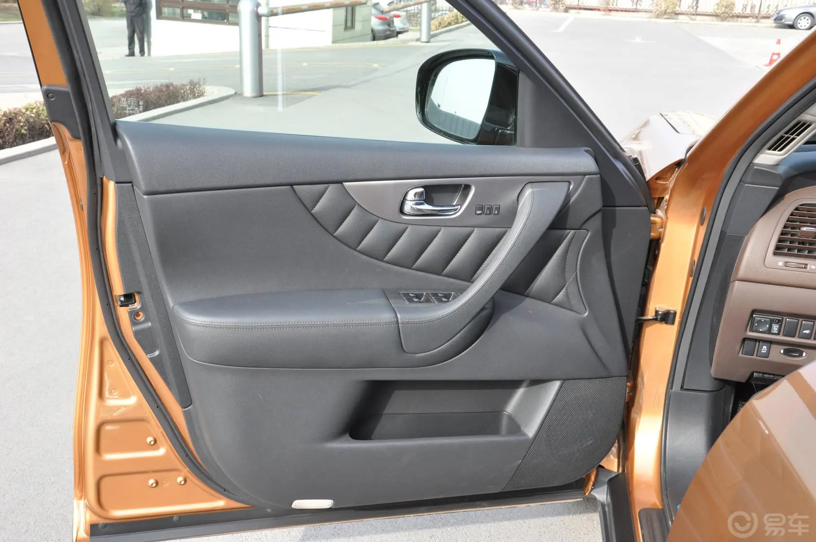 英菲尼迪FX37 超越版驾驶员侧车门内门板