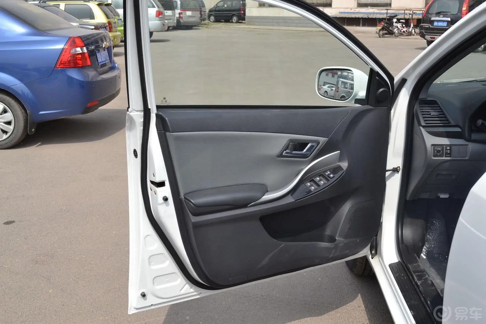 众泰Z3001.6L 自动 精英型驾驶员侧车门内门板